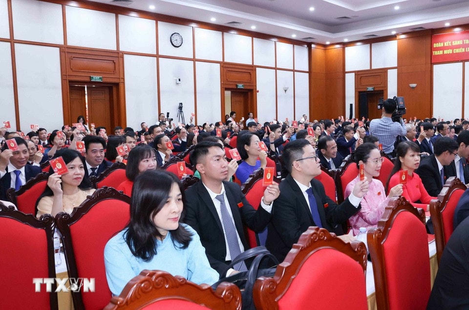 Đại biểu biểu quyết thông qua báo cáo thẩm tra tư cách đại biểu dự Đại hội. (Ảnh: Phương Hoa/TTXVN)