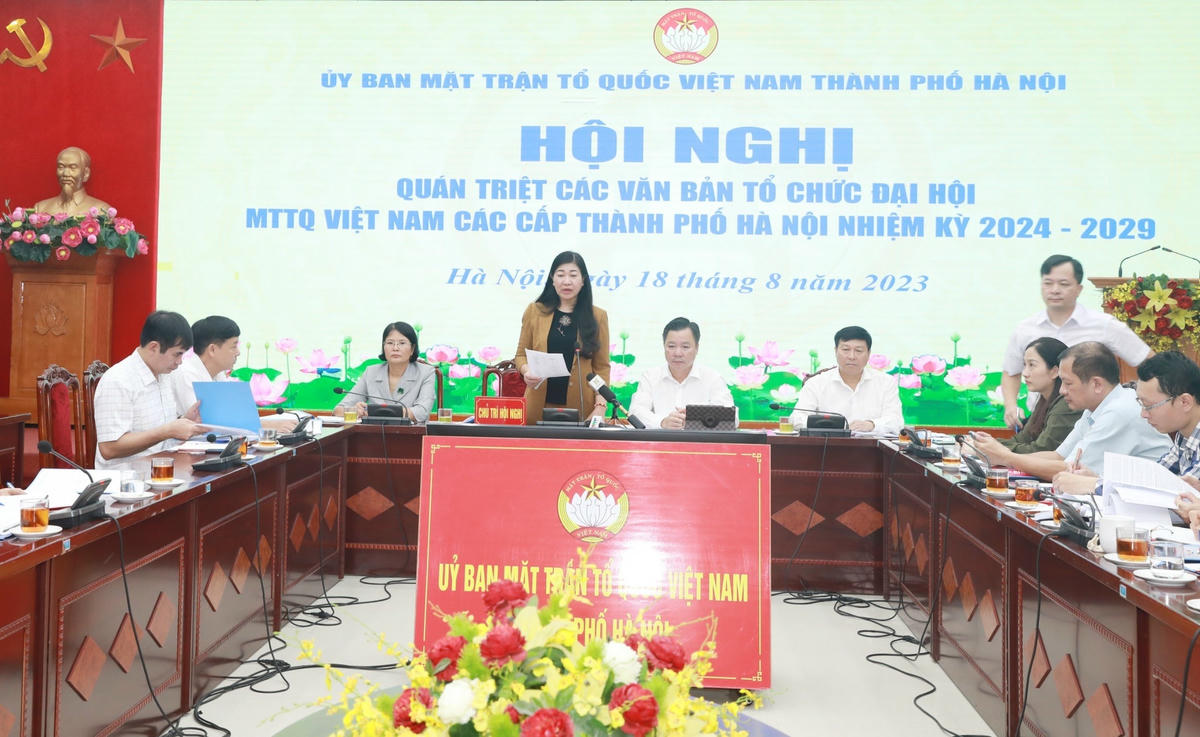 Bà Nguyễn Lan Hương, Chủ tịch Ủy ban MTTQ Việt Nam thành phố Hà Nội phát biểu tại hội nghị.