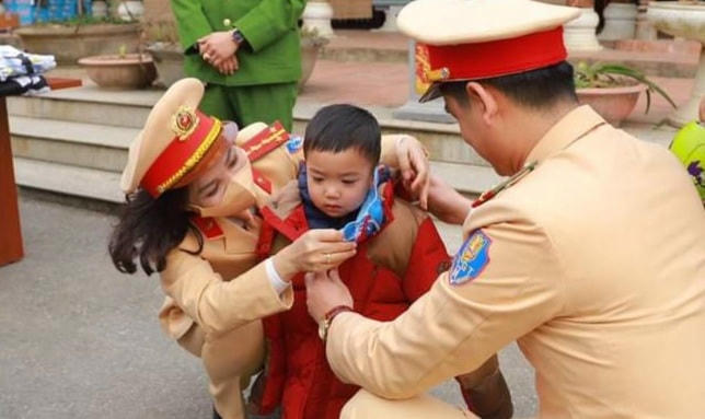 ... Tặng áo ấm...