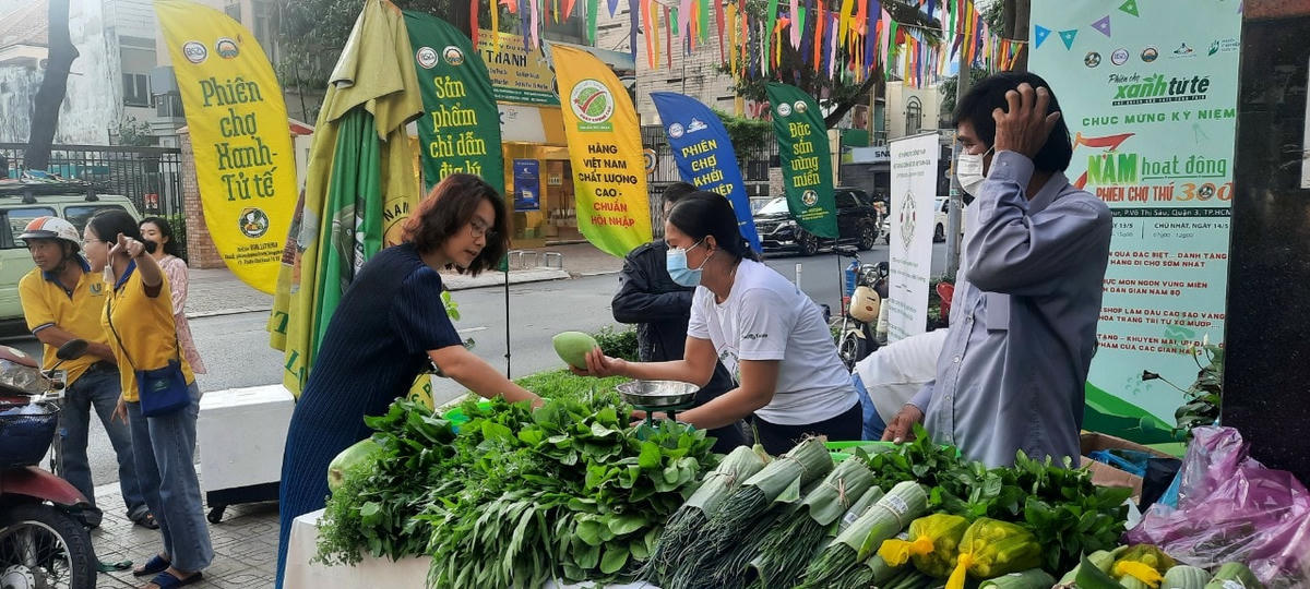 Phiên chợ Xanh - Tử tế được nhiều bà nội trợ tìm đến để mua sắm.