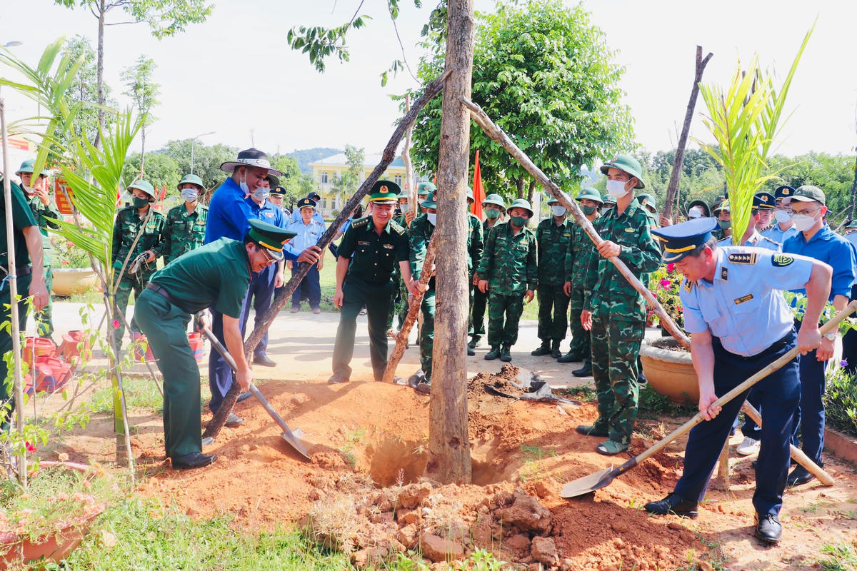 Ông Mai Mạnh Toàn, Cục trưởng Cục Quản lý thị trường và Thượng tá Nguyễn Minh Tuyên, Phó Chỉ huy trưởng Bộ Chỉ huy BĐBP (Đắk Lắk) trồng cây tại Tiểu đoàn Huấn luyện cơ động (huyện Buôn Đôn)