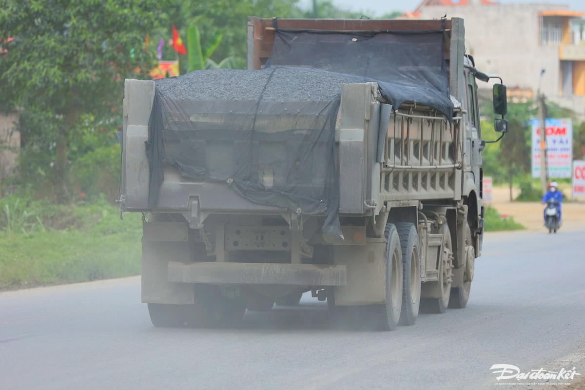 Nhiều xe chở có ngọn, che chắn, bịt bạt sơ sài khiến đất đá rơi vãi, bụi bay mù mịt gây ảnh hưởng đến môi trường, sức khỏe, tiềm ẩn nguy cơ cao mất an toàn giao thông.