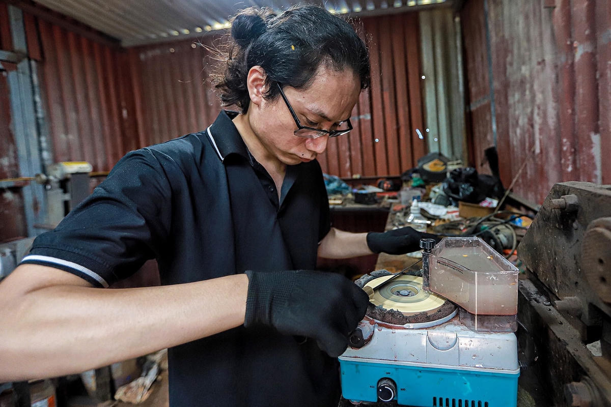 Dao Damascus rất đặc biệt bởi được làm bằng thủ công nên vân dao sẽ ra ngẫu nhiên.