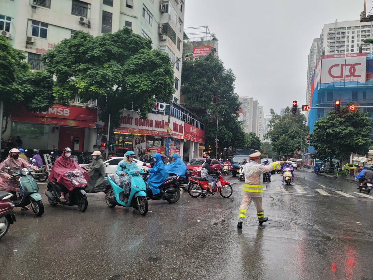 Lực lượng CSGT có mặt, điều tiết giúp các phương tiện lưu thông thuận lợi hơn. 