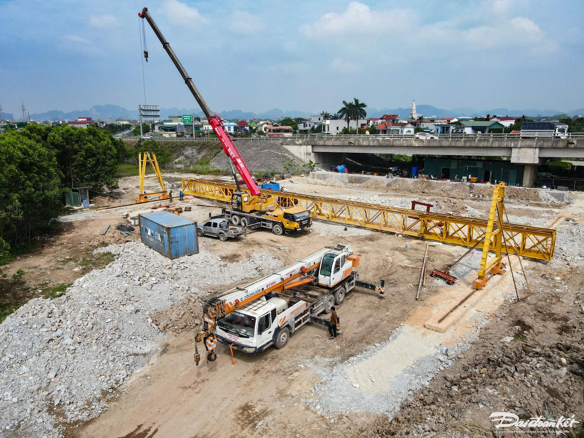 Đại diện Sở Xây dựng tỉnh Ninh Bình cho biết: Để rút ngắn thời gian hoàn thành vào nửa đầu 2026, phía chủ đầu tư và nhà thầu quyết định thi công xuyên ngày lễ, tăng cường 3 ca, 4 kíp với tinh thần quyết liệt, đảm bảo việc thi công liên tục, không bị gián đoạn. Ảnh: