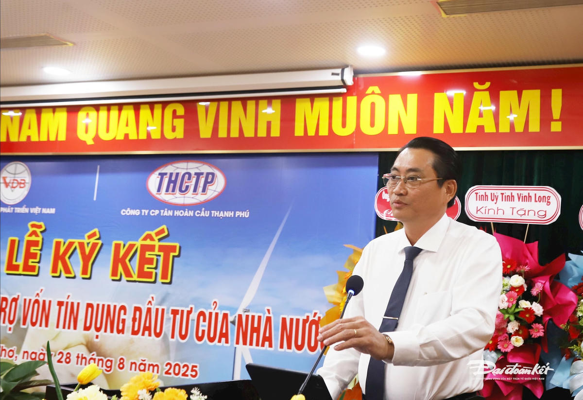 ông Nguyễn Quỳnh Thiện, Phó Chủ tịch UBND tỉnh Vĩnh Long cam kết và đề nghị Cty sớm hoàn thành dự án và phát huy hiệu quả. Ảnh Trung Kiên.