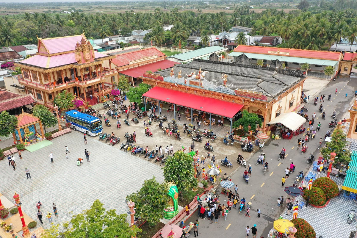 Nhiều ngôi chùa Khmer trong tỉnh Bạc Liêu đã được khoác lên mình những gam màu rực rỡ. Mừng năm mới Tết cổ truyền Chôl Chnăm Thmây, đồng bào Khmer phấn khởi kỳ vọng những điều tốt đẹp trong năm.