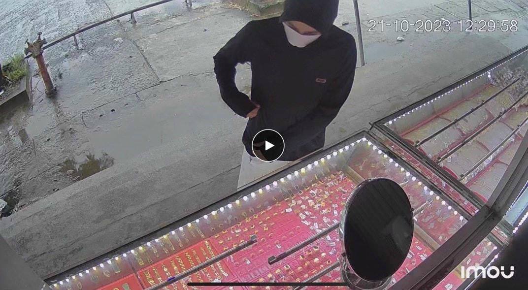 Đối tượng mặc đồ che kín người. Ảnh: trích xuất từ camera.