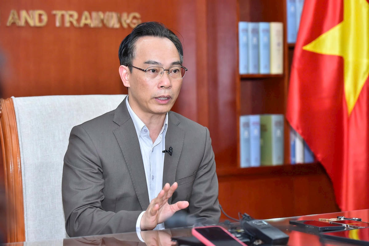 Thứ trưởng Bộ GDĐT Hoàng Minh Sơn trao đổi với báo chí chiều 3/4. Ảnh: Trần Hiệp.