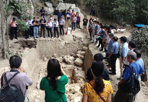 du-khach-tham-quan-di-chi-khao-co-mai-da-nguom.jpg