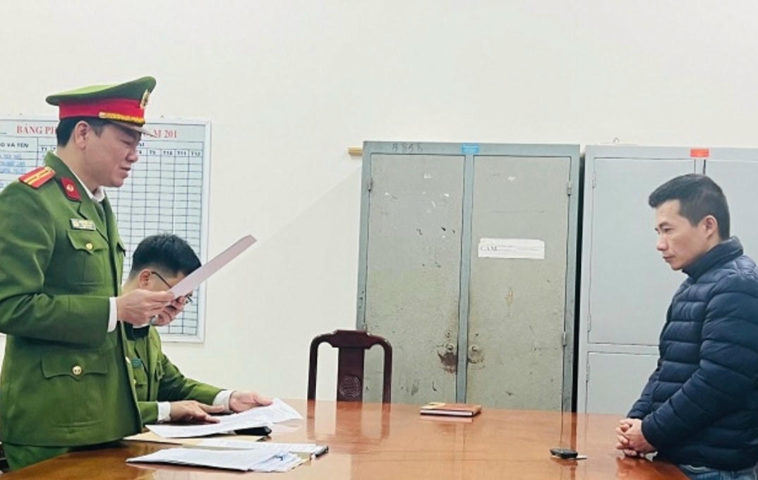 Hoàng Trọng Hiếu cùng 2 người khác bị bắt liên quan đến sai phạm tại Trung tâm đăng kiểm xe cơ giới số 88-03D. Ảnh Công an tỉnh Vĩnh Phúc