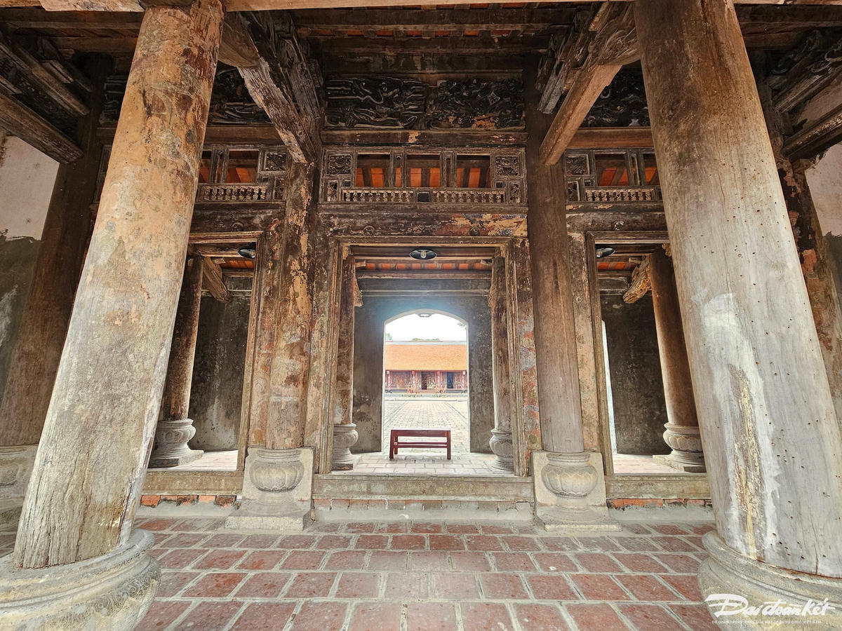 Ông Phạm Văn Lưu, thủ từ đền Thánh Nguyễn cho biết: Vào khoảng năm 1121, ông Nguyễn Minh Không đã về quê Đàm Xá xây dựng một ngôi chùa nhỏ thờ Phật, tên là Viên Quang (Viên Quang tự) để tu tập và hành đạo cứu người. Sau khi ông mất, nhân dân đã chuyển chùa Viên Quang thành nơi thờ tự ông. Ảnh: Đình Minh