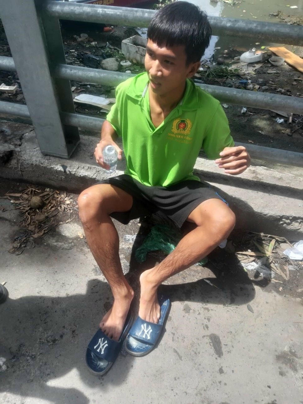 Hạ sỹ Võ Trọng Phúc đội PCCC & CNCH đã mò tìm nạn nhân xấu số.