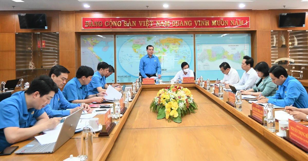 Đoàn Công tác của Tổng Liên đoàn Lao động Việt Nam do ông Nguyễn Đình Khang - Ủy viên Trung ương Đảng, Chủ tịch Tổng Liên đoàn Lao động Việt Nam làm việc với Thường trực Tỉnh ủy Tiền Giang.