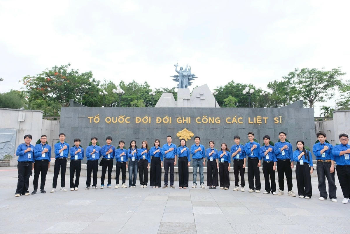 Sinh viên Trường Đại học Điện Lực tưởng niệm, tri ân tại Nghĩa trang Liệt sĩ Quốc gia Đường 9. z6836783175904-f924003919d8c4f5684e31cbe95e7c24.jpg
