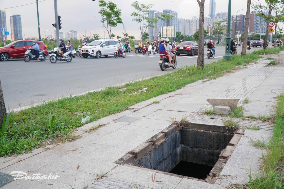 Một nắp cống lộ thiên trên đường Tố Hữu (đối diện hướng lên cầu Thủ Thiêm 2).