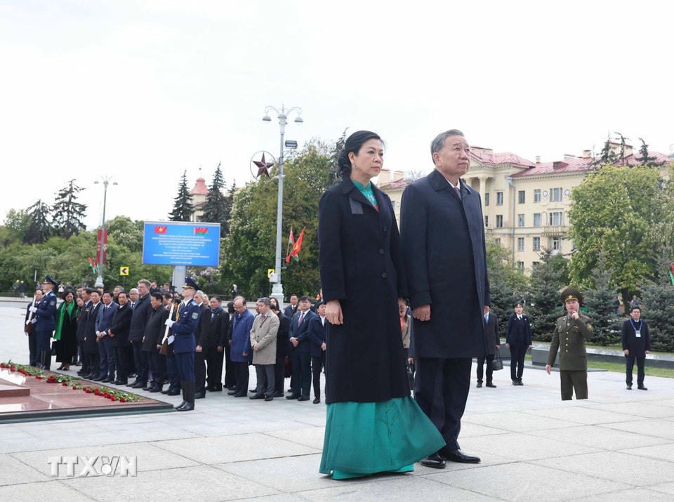 Tổng Bí thư Tô Lâm và Phu nhân cùng Đoàn đại biểu cấp cao Việt Nam tại Tượng đài Chiến thắng ở thủ đô Minsk. (Ảnh: Thống Nhất/TTXVN)