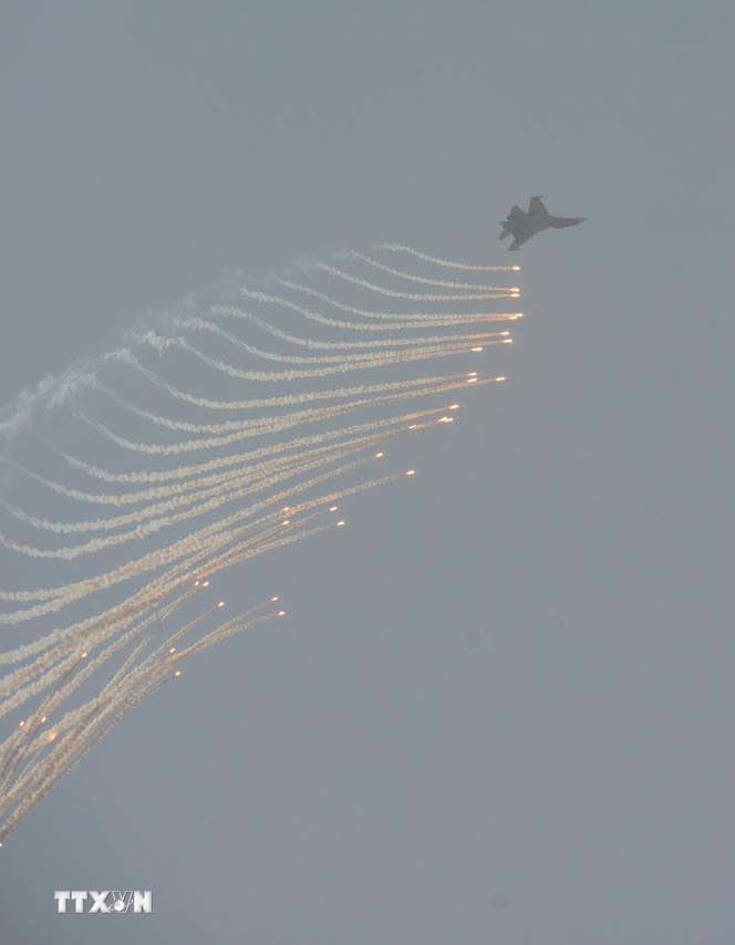 Màn trình diễn phun bẫy nhiệt của máy bay tiêm kích Su-30MK2 trên bầu trời Thành phố Hồ Chí Minh. (Ảnh: TTXVN)