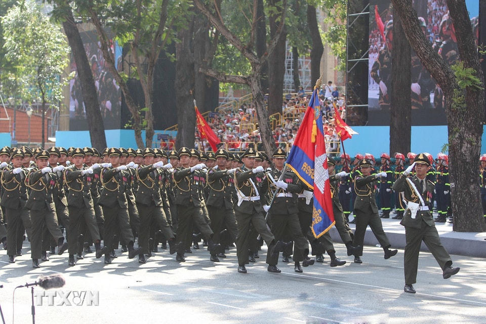 Lực lượng Quân đội Hoàng gia Campuchia tham gia Tổng duyệt kỷ niệm 50 năm Ngày Giải phóng miền Nam, thống nhất đất nước. (Ảnh: Thanh Vũ/TTXVN)