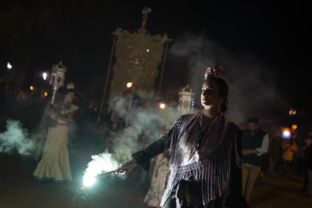 Những người hành hương đốt pháo sáng trên đường đến thánh địa của trinh nữ Rocío ở làng El Rocío ở Almonte, Tây Ban Nha. Ảnh: AP.