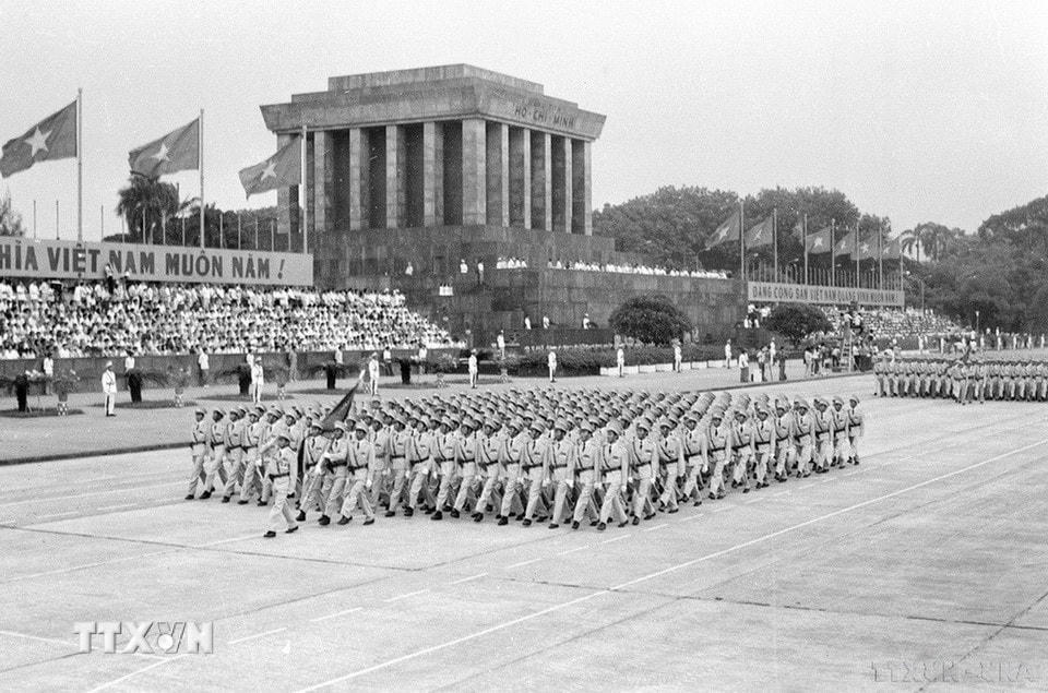 Khối chiến sỹ Công an nhân dân diễu qua lễ đài. (Ảnh: Kim Hùng/TTXVN)