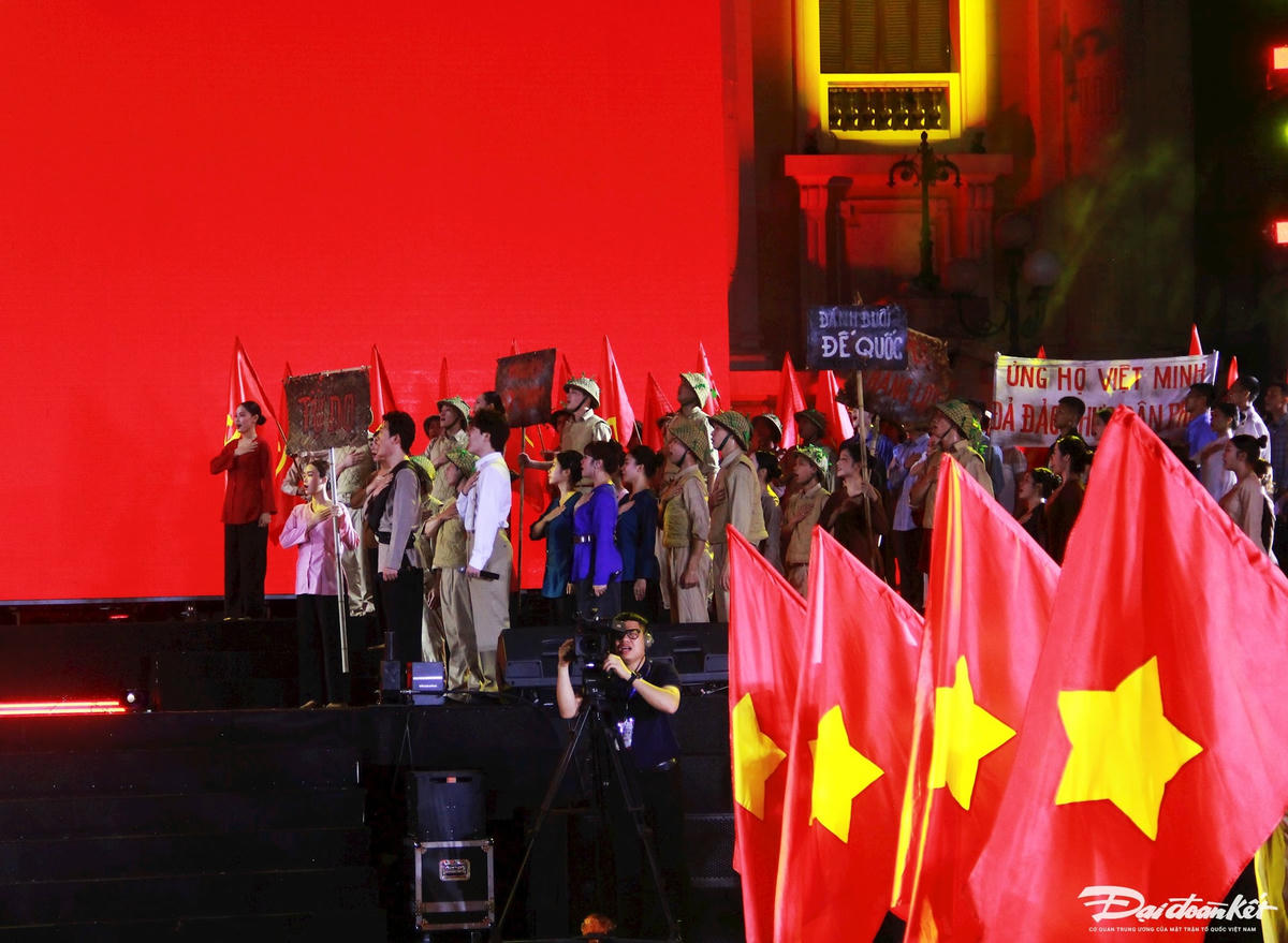 Không khí trang nghiêm bao trùm Quảng trường, gợi nhắc thời khắc cả dân tộc vùng lên giành độc lập. Ảnh: Phạm Sỹ.