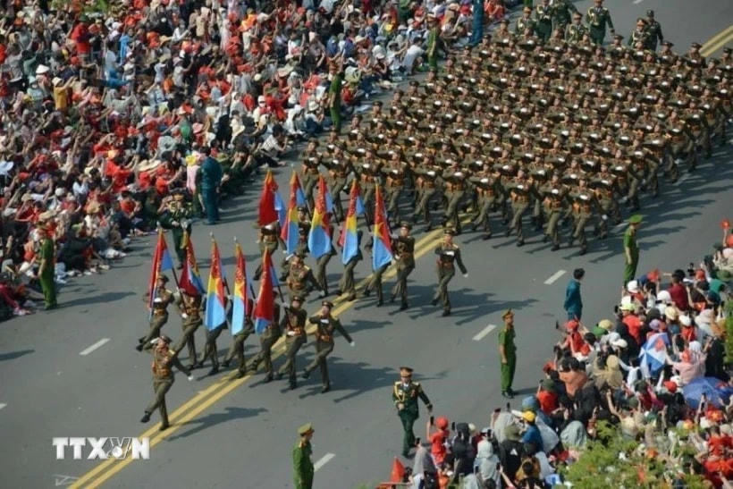 Khối Sĩ quan đại diện 5 cánh quân qua các cung đường thành phố Hồ Chí Minh trong Lễ kỷ niệm 50 năm Ngày Giải phóng miền Nam, thống nhất đất nước. (Ảnh: TTXVN)