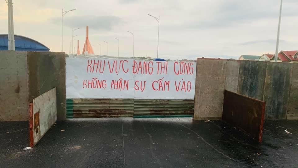 Trước tình trạng trên, phía đơn vị nhà thầu, chủ đầu tư đã phải bố trí thêm nhân lực bảo vệ công trình, tuyên truyền người dân không vi phạm các quy định về an toàn trong xây dựng, lắp đặt thêm các biển cảnh báo.