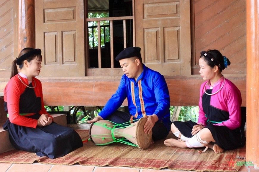 Anh Sầm Văn Đạo (sinh năm 1983) đã trở thành đời thứ 3 trong “Tứ đại đồng đường” bảo tồn, tôn vinh, giới thiệu và tái hiện văn hóa trống sành cổ Cao Lan