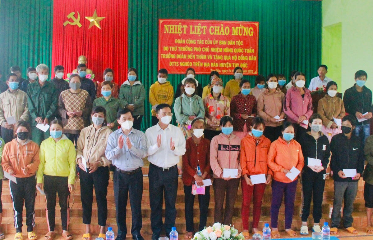 Thứ trưởng, Phó chủ nhiệm UBDT Nông Quốc Tuấn trao quà cho đồng bào DTTS, gia đình chính sách nghèo.