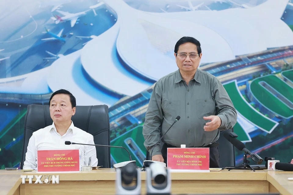 Thủ tướng Phạm Minh Chính làm việc với chủ đầu tư, nhà thầu và các đơn vị thi công dự án Cảng hàng không quốc tế Long Thành. (Ảnh: Dương Giang/TTXVN)
