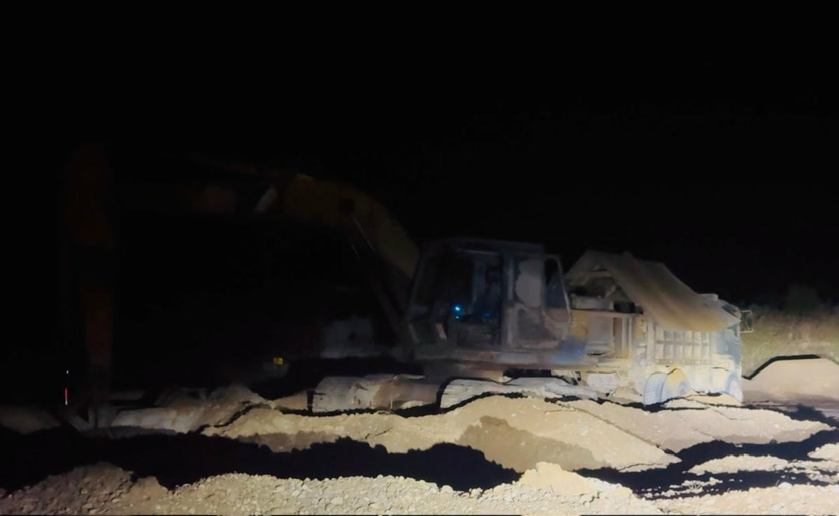 Một vài phương tiện phục vụ khai thác cát trên Sông Ayun, xã Ayun (tỉnh Gia Lai) vào tháng 42025. (ảnh Đình Sang)