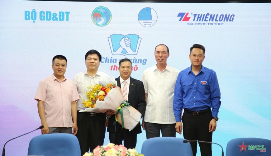 Ban tổ chức tặng hoa đơn vị đồng hành cùng chương trình.