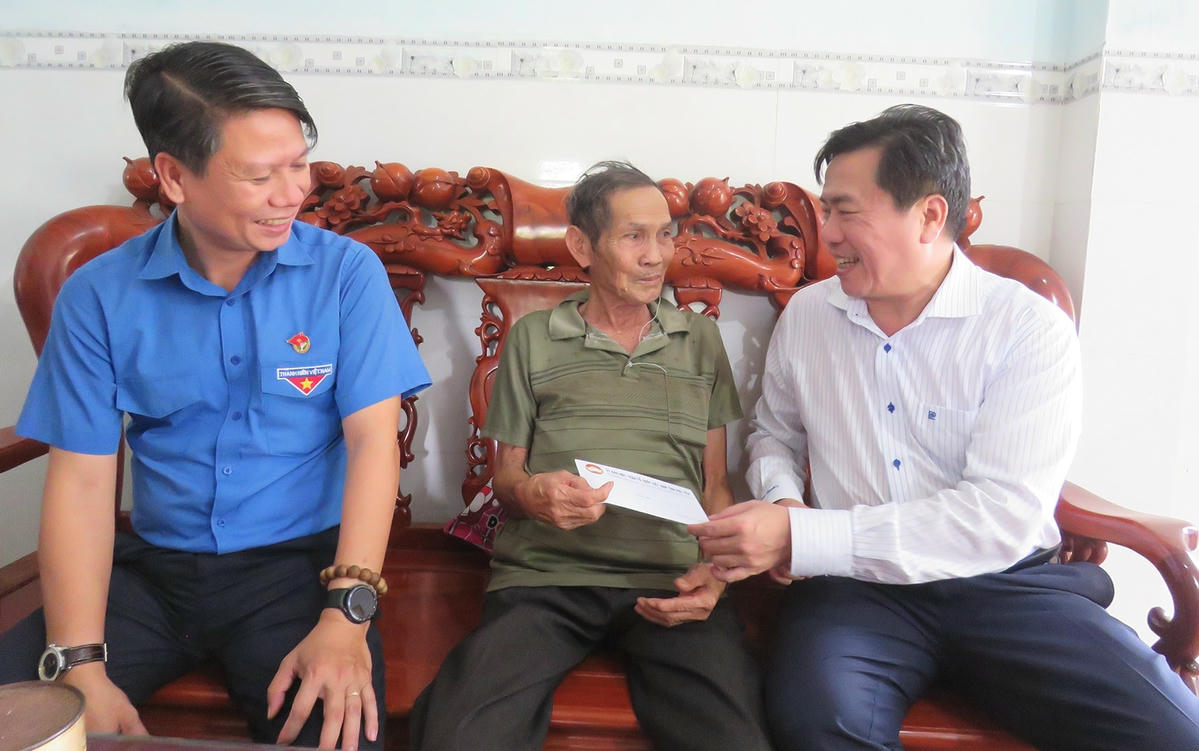Ông Trần Hữu Thế, Chủ tịch Ủy ban Mặt trận Tổ quốc tỉnh Phú Yên cùng đoàn công tác tặng quà, thăm hỏi thương binh Lê Văn Hữu ở phường Hòa Hiệp Nam, TX Đông Hòa. Ảnh XH