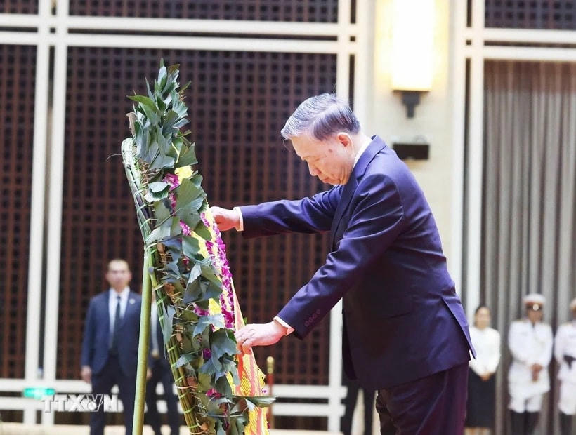 Tổng Bí thư Tô Lâm dẫn đầu Đoàn đại biểu cấp cao của Đảng, Nhà nước Việt Nam viếng nguyên Chủ tịch Đảng Nhân dân Cách mạng Lào, nguyên Chủ tịch nước Cộng hòa Dân chủ Nhân dân Lào Khamtay Siphandone. (Ảnh: Thống Nhất/TTXVN)