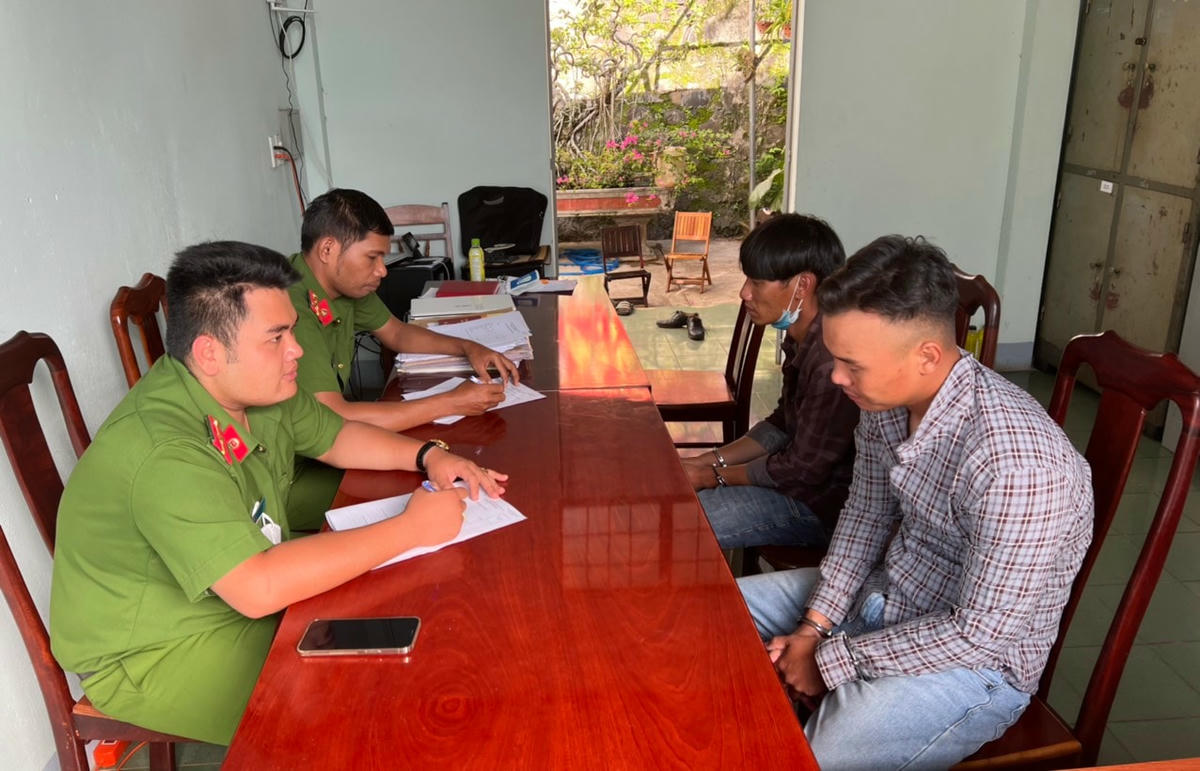 Công an phường Ea Tam, TP Buôn Ma Thuột lấy lời khai các đối tượng.
