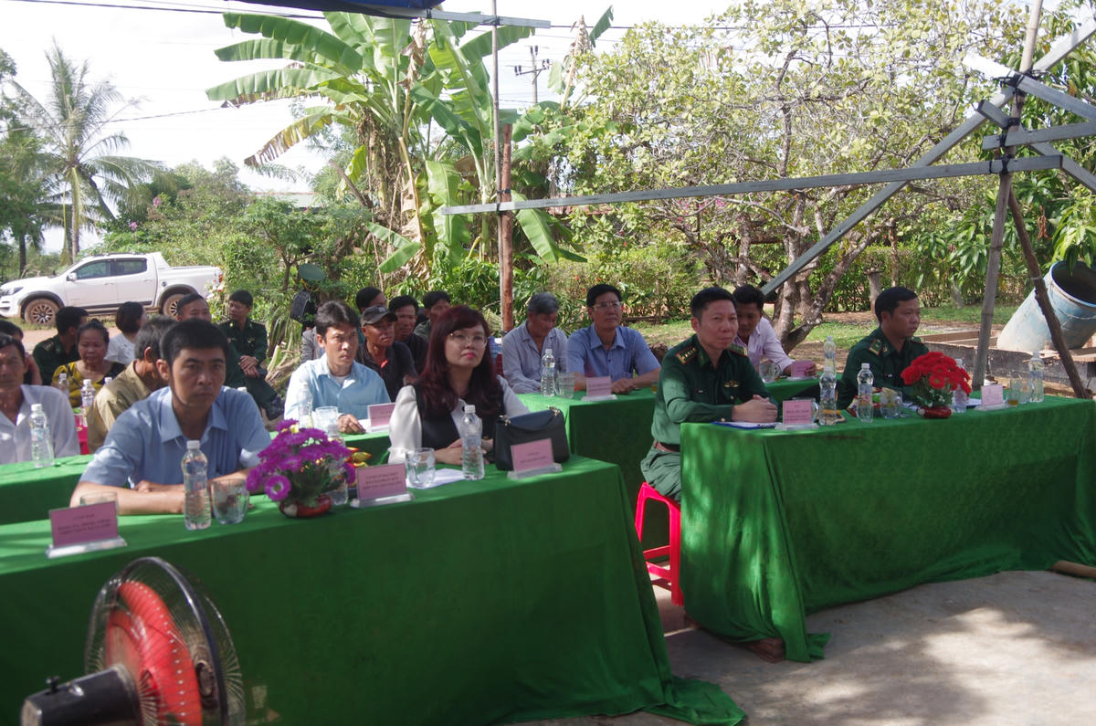 Các đại biểu về dự Lễ khởi công nhà Đại đoàn kết.