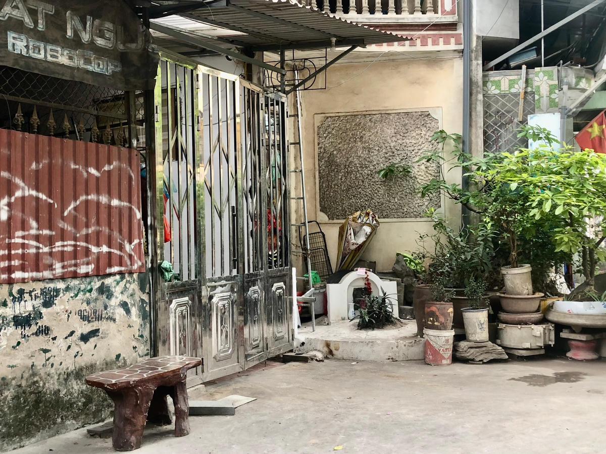 Theo bà Tâm (65 tuổi, bán nước tại ngõ 88), những ngôi mộ này đã xuất hiện tại đây từ rất lâu.