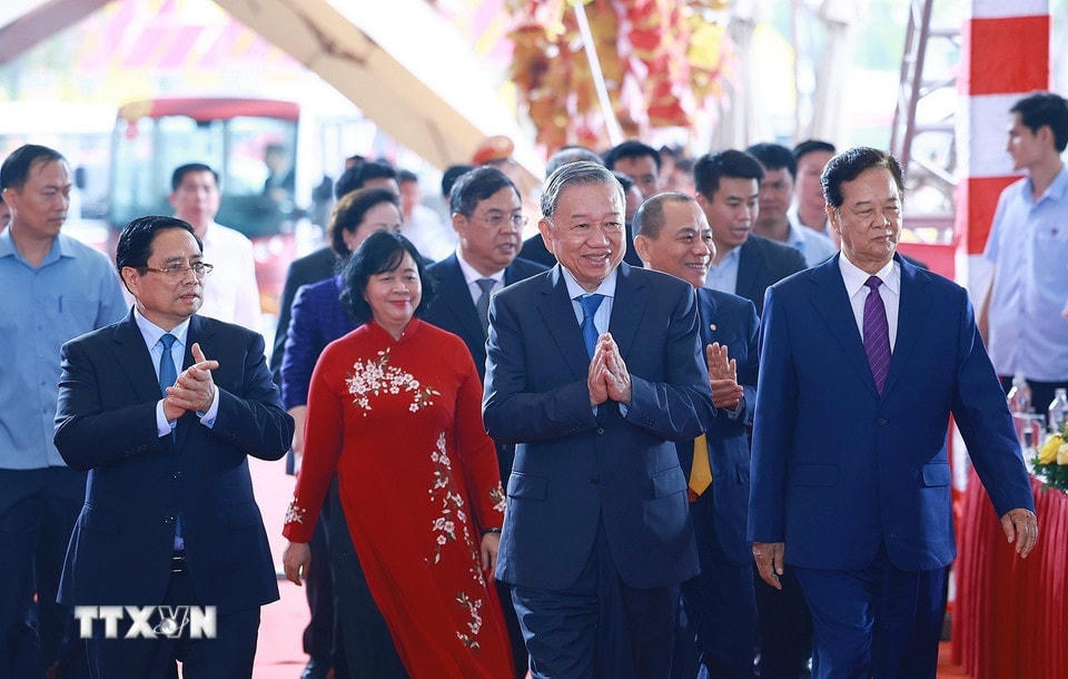 Tổng Bí thư Tô Lâm và Thủ tướng Phạm Minh Chính đến dự và chủ trì tại điểm cầu Trung tâm Triển lãm Việt Nam. (Ảnh: Dương Giang/TTXVN)