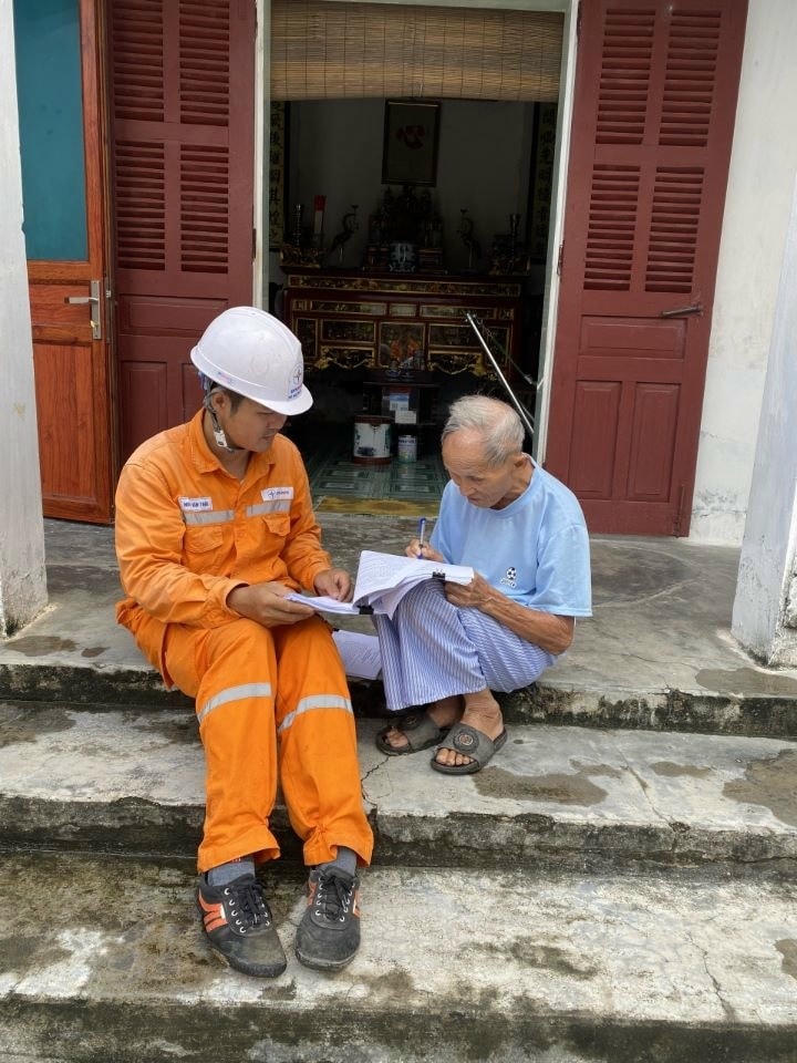 Nhan vien PC Hai Duong thông tin de KH ky Phu luc HD mua ban dien.