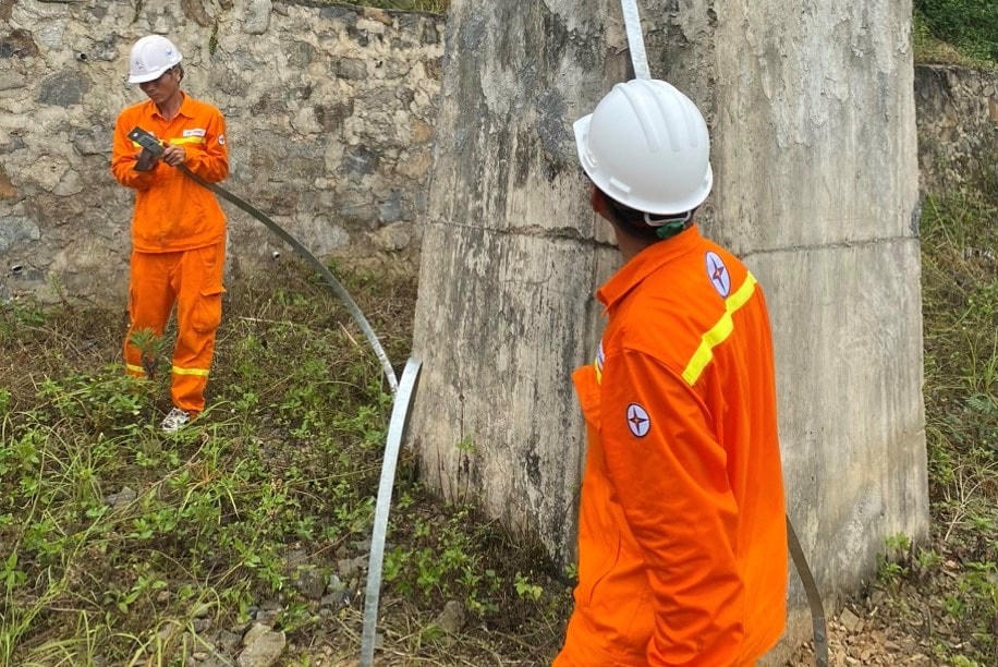 Công nhân tiến hành lắp đặt thay thế vật tư, thiết bị bị lấy trộm. Ảnh: T.D.