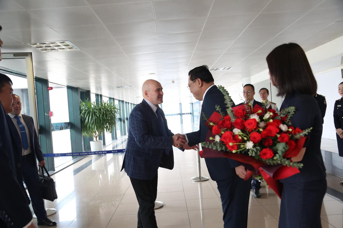 Trung tướng Nguyễn Hải Trung, Giám đốc Công an TP Hà Nội đón đoàn Tổng cục Nội vụ TP Moskva.