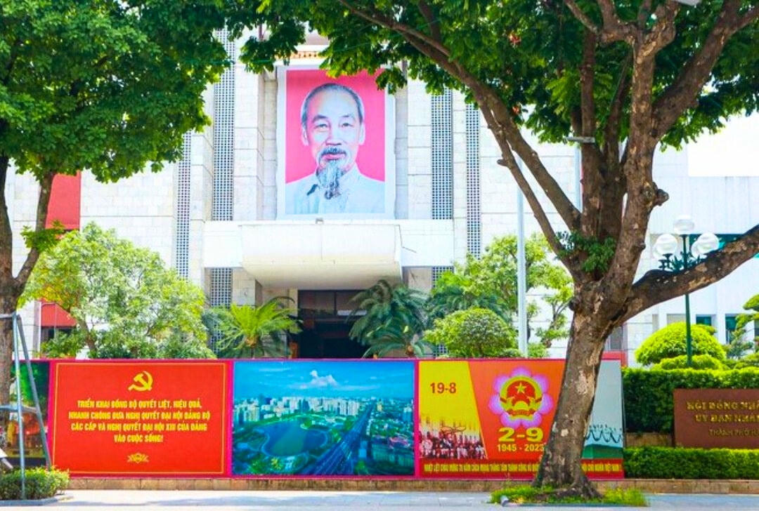 Pano rực rỡ sắc màu chào mừng Quốc khánh 2/9.