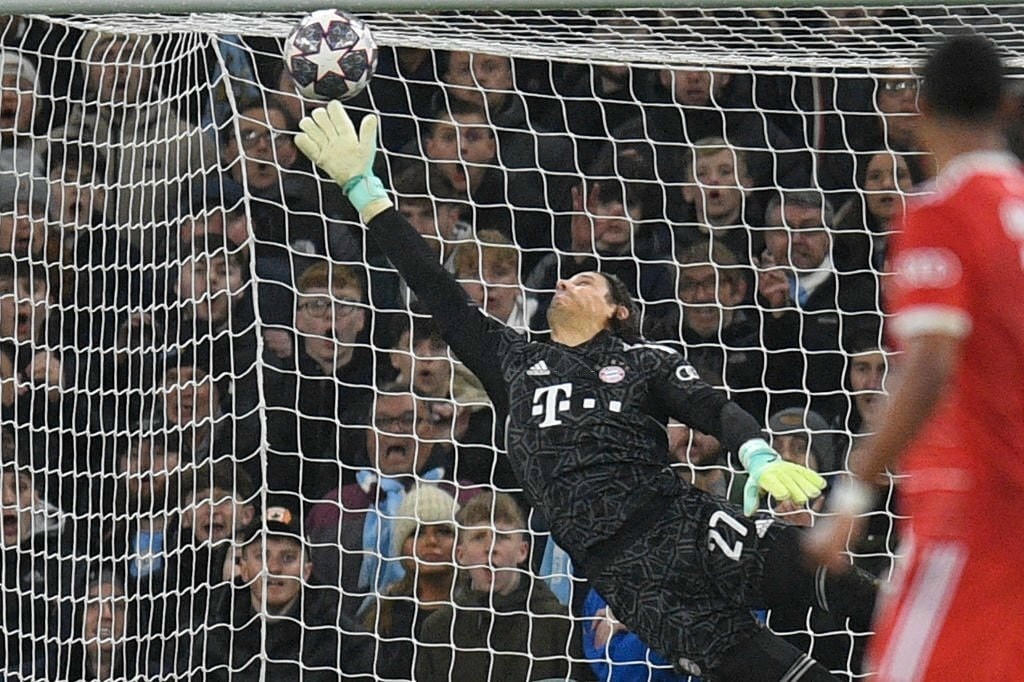 Sommer không thể chạm tay vào bóng sau cú cứa lòng của Rodri (Ảnh: GI).