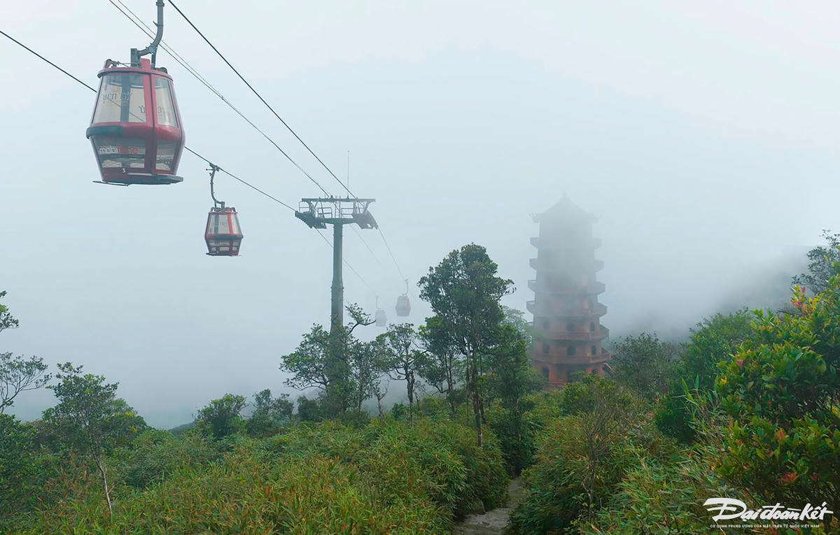 Khách có thể chọn hành hương bằng cáp treo. Ảnh: Nguyễn Quý.