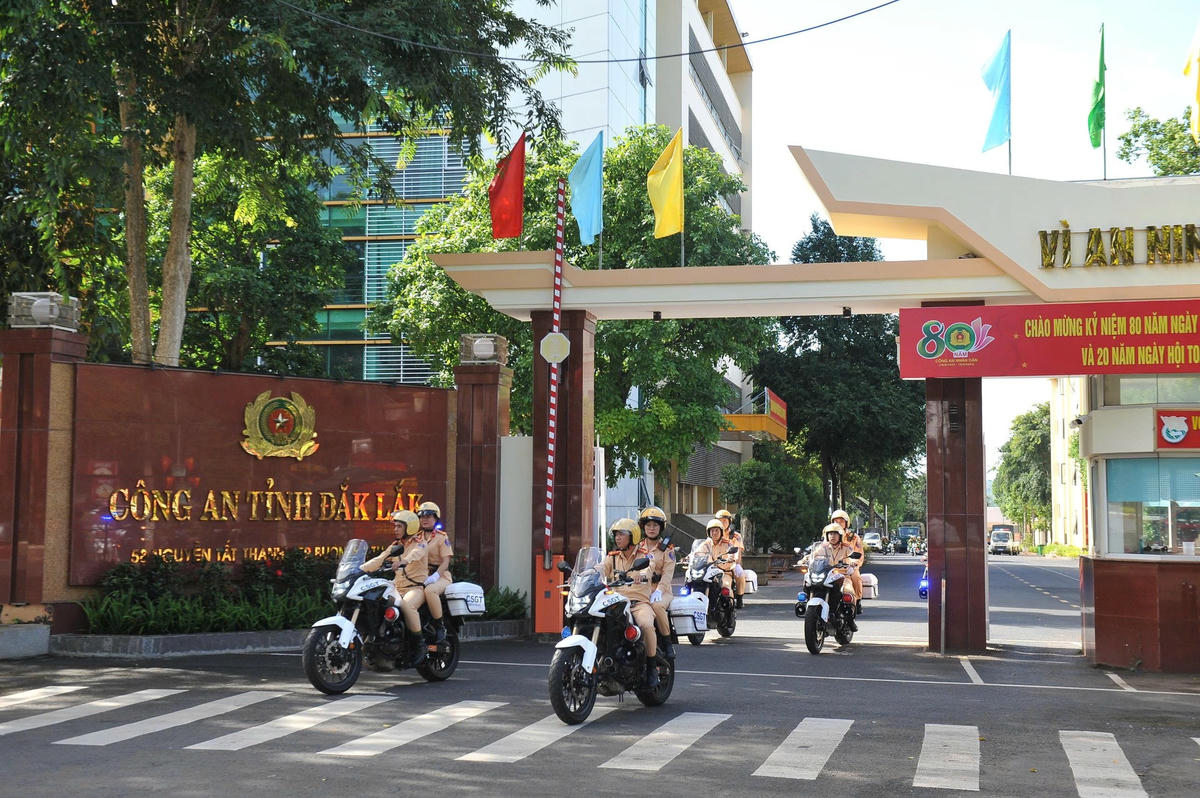 Lực lượng Công an ra quân đảm bảo trật tự, an toàn giao thông trên các tuyến đường. Ảnh:VT.