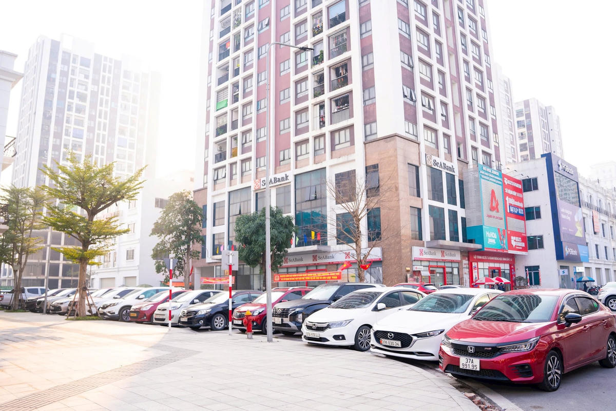 Phòng Cảnh sát giao thông Công an tỉnh Nghệ An, tính đến ngày 15/12/2024, toàn tỉnh đã có 18.064 xe ô tô đăng ký mới, tăng gần 3.000 xe so với năm 2023. Dự báo, trước Tết Nguyên đán Ất Tỵ, số lượng ô tô đăng ký mới ở Nghệ An sẽ còn tăng thêm khoảng 2.000 xe, đưa tổng số xe ô tô đăng ký mới trong năm nay lên mức kỷ lục 20.000 xe. Với lượng xe đăng ký mới tăng mạnh, Nghệ An tiếp tục đứng thứ 3 cả nước về số lượng ô tô đăng ký mới, chỉ sau TP Hồ Chí Minh và Hà Nội.