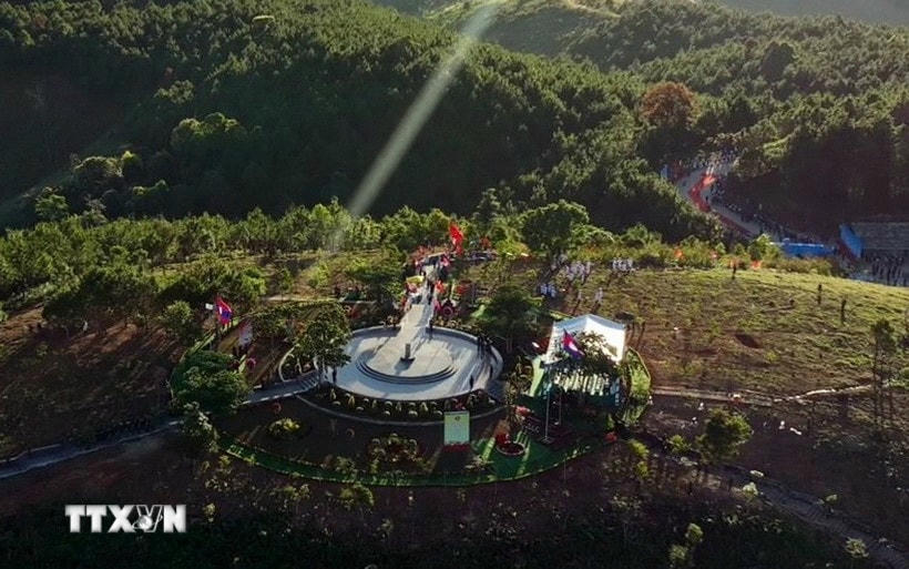 Cột mốc ba biên nằm giữa núi rừng, phân chia ranh giới ba nước Việt Nam-Lào-Campuchia. (Ảnh: Cao Nguyên/TTXVN)