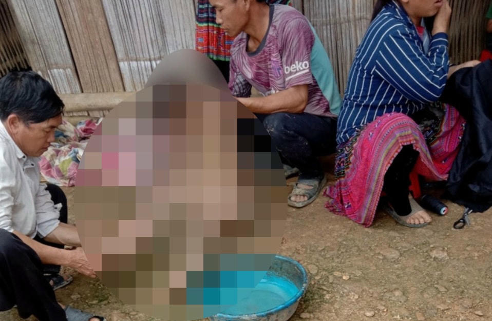 Hiện các cháu bé đã được đưa về gia đình để an táng theo phong tục địa phương. Ảnh: Quang Phấn