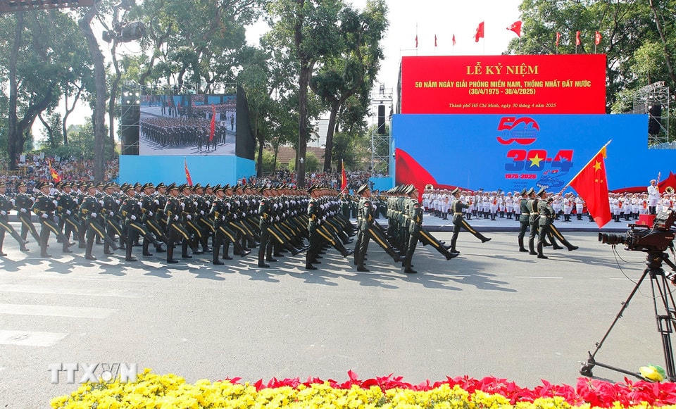 Lực lượng Quân đội Trung Quốc tham gia Tổng duyệt kỷ niệm 50 năm Ngày Giải phóng miền Nam, thống nhất đất nước. (Ảnh: Thanh Vũ/TTXVN)